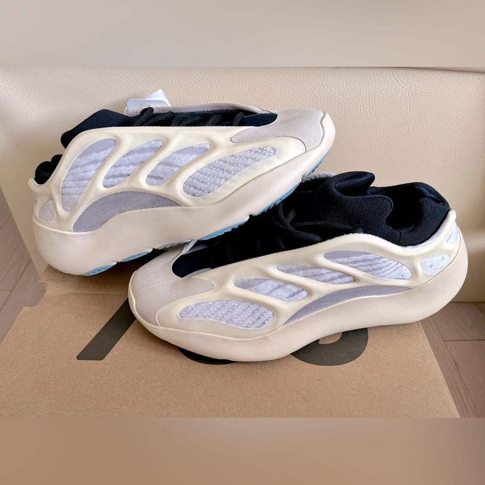 DS Adidas Yeezy 700 v3 ‘Azael’ sz 7.5M